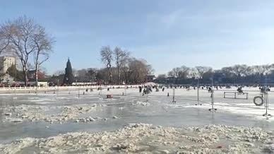 湖水滑冰旅行北京游玩旅行视频的预览图